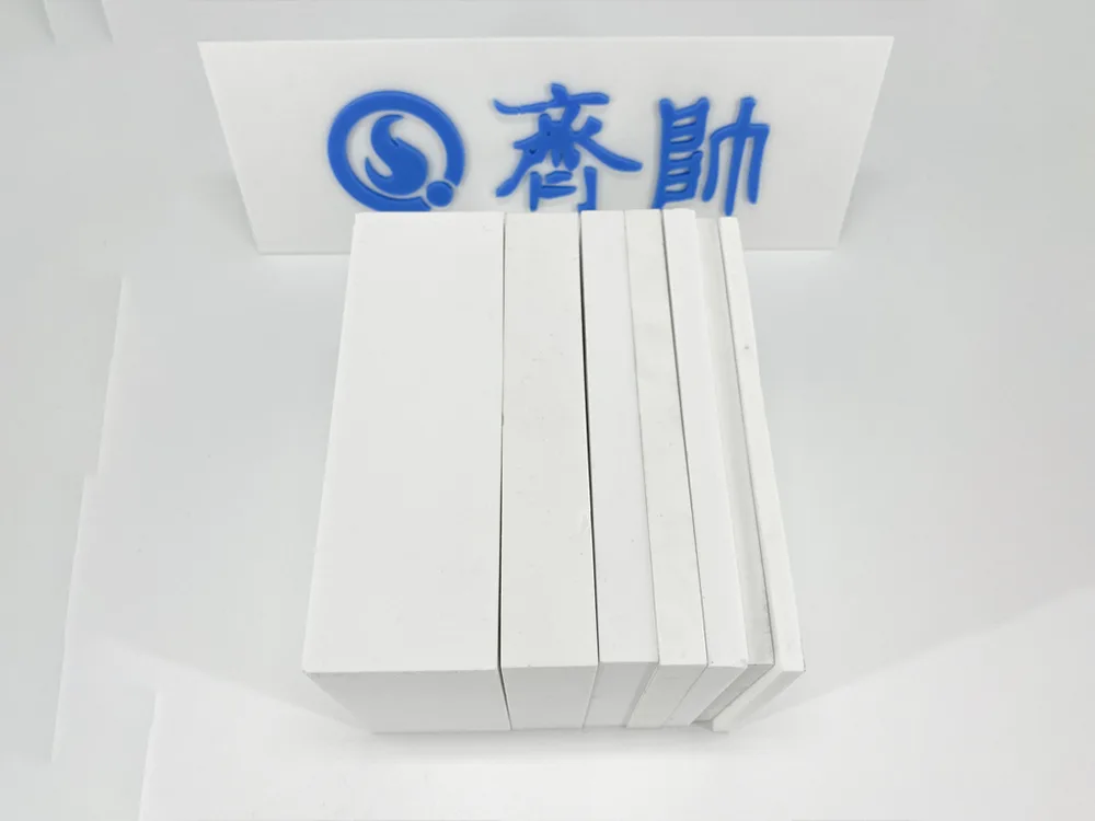 Quel est le matériau de la plaque en céramique d'alumine ?