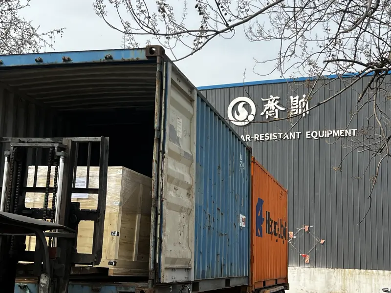 Shandong Qishuai Équipement résistant à l'usure | Production et expédition des revêtements en acier incorporés en caoutchouc céramique terminées